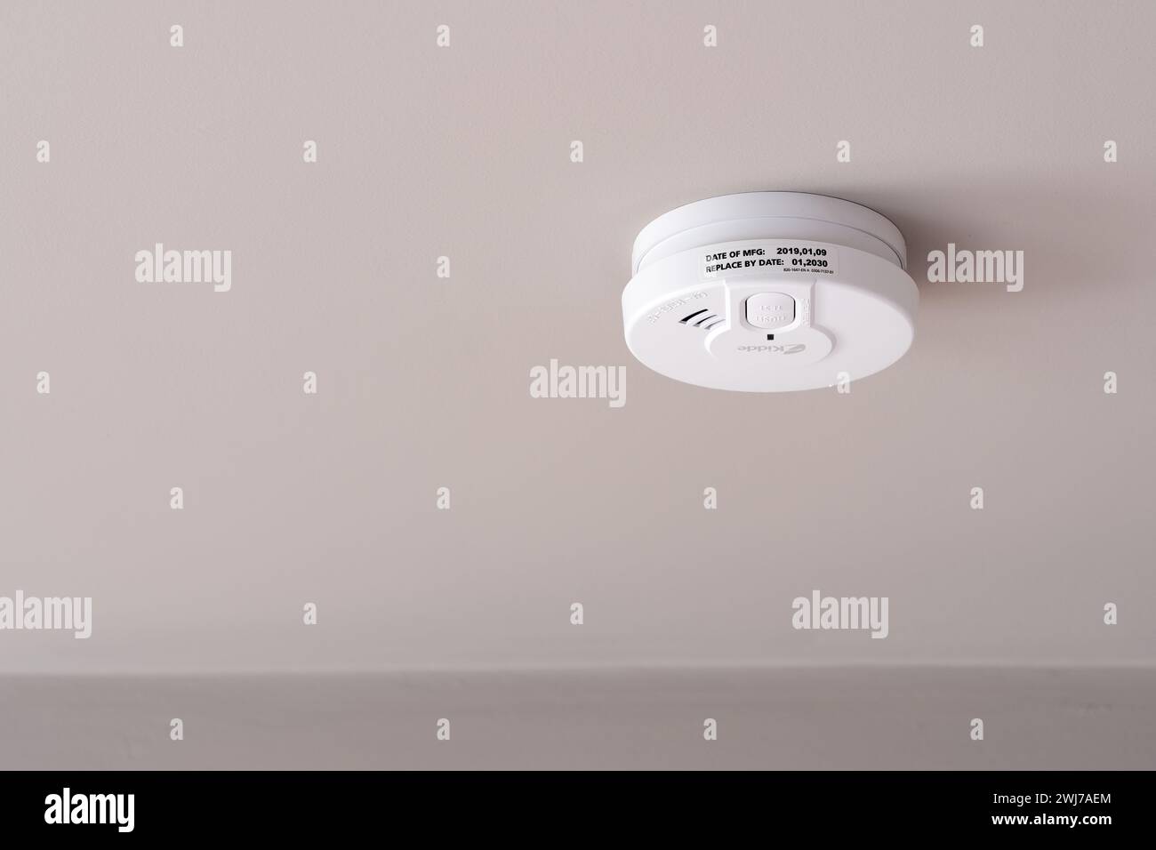 Un rilevatore di fumo ottico Kidde 29HD installato sul soffitto di una stanza in una casa del Regno Unito. L'allarme antincendio alimentato a batteria è conforme alla norma EN14604 Foto Stock