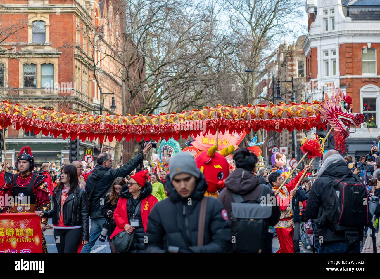 Londra. REGNO UNITO- 02.11.2024. Un drago danzante su una affollata Shaftesbury Avenue durante la parata di celebrazione del capodanno cinese. Foto Stock