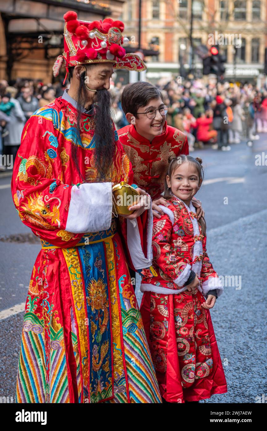 Londra. REGNO UNITO- 02.11.2024. Vecchi e giovani che partecipano alla sfilata di celebrazione del capodanno cinese vestiti con costumi cinesi tradizionali. Foto Stock