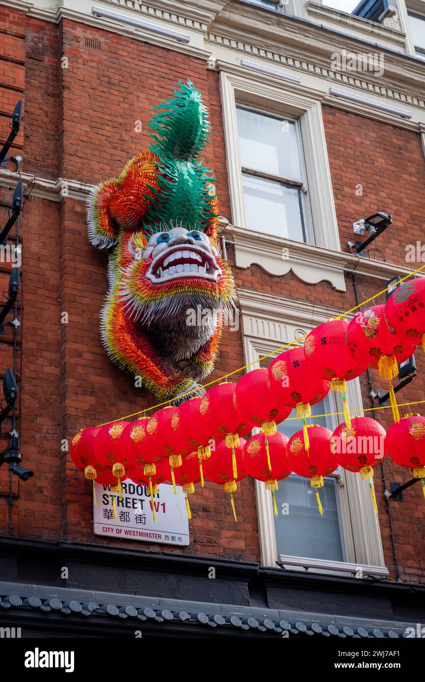 Londra. REGNO UNITO- 02.11.2024. La figura di un leone mitico appeso al muro di un edificio di China Town come parte della celebrazione del nuovo anno lunare. Foto Stock