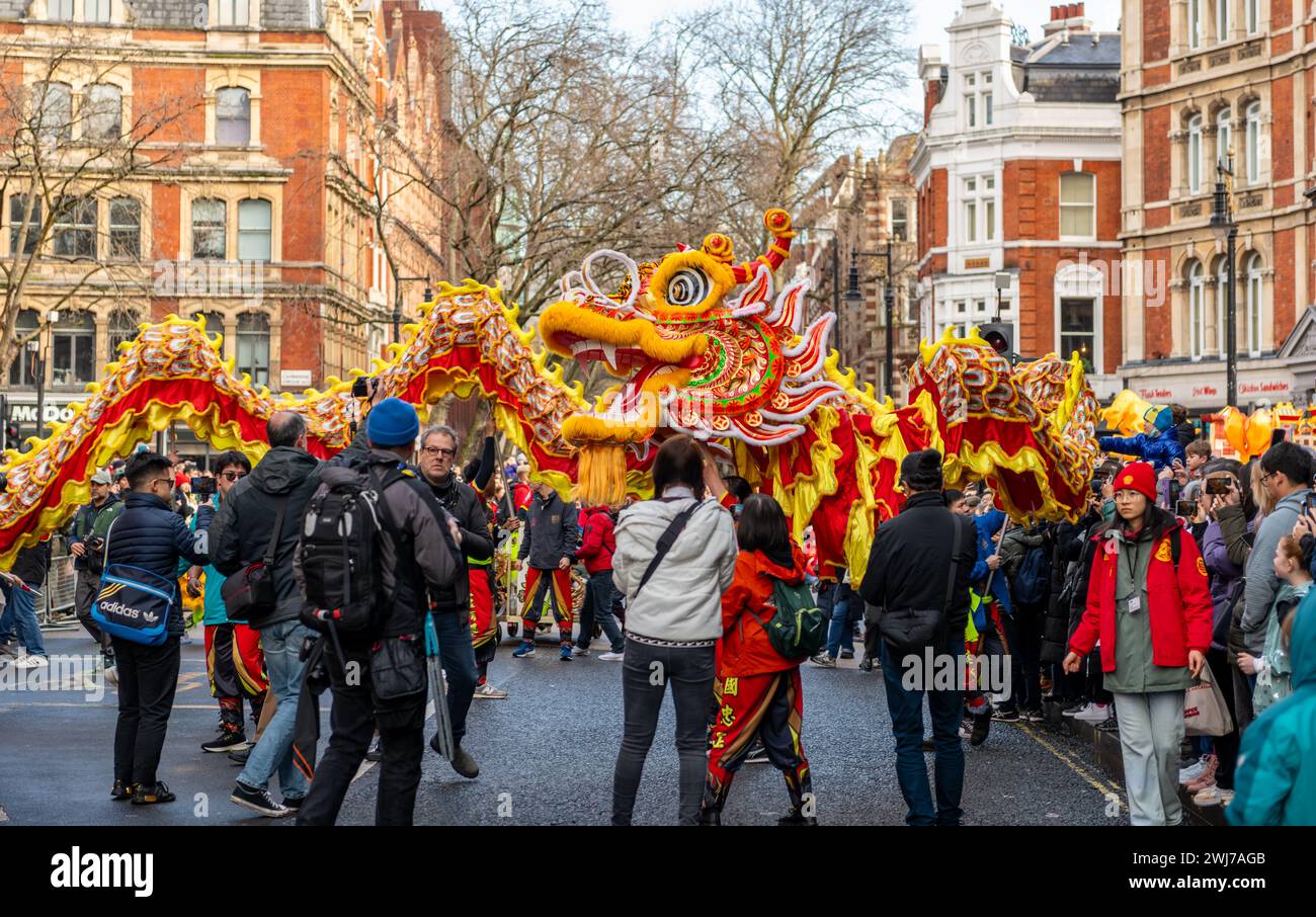 Londra. REGNO UNITO- 02.11.2024. Un gruppo che esegue una danza del drago nella sfilata di celebrazione del capodanno cinese con una grande folla che fiancheggia la strada. Foto Stock