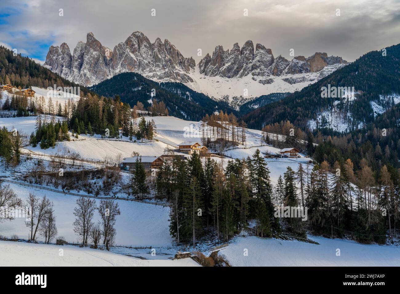 Vista panoramica invernale del gruppo montuoso Odle (Geislergruppe), Dolomiti, Villnoss-Funes, alto Adige, Italia Foto Stock