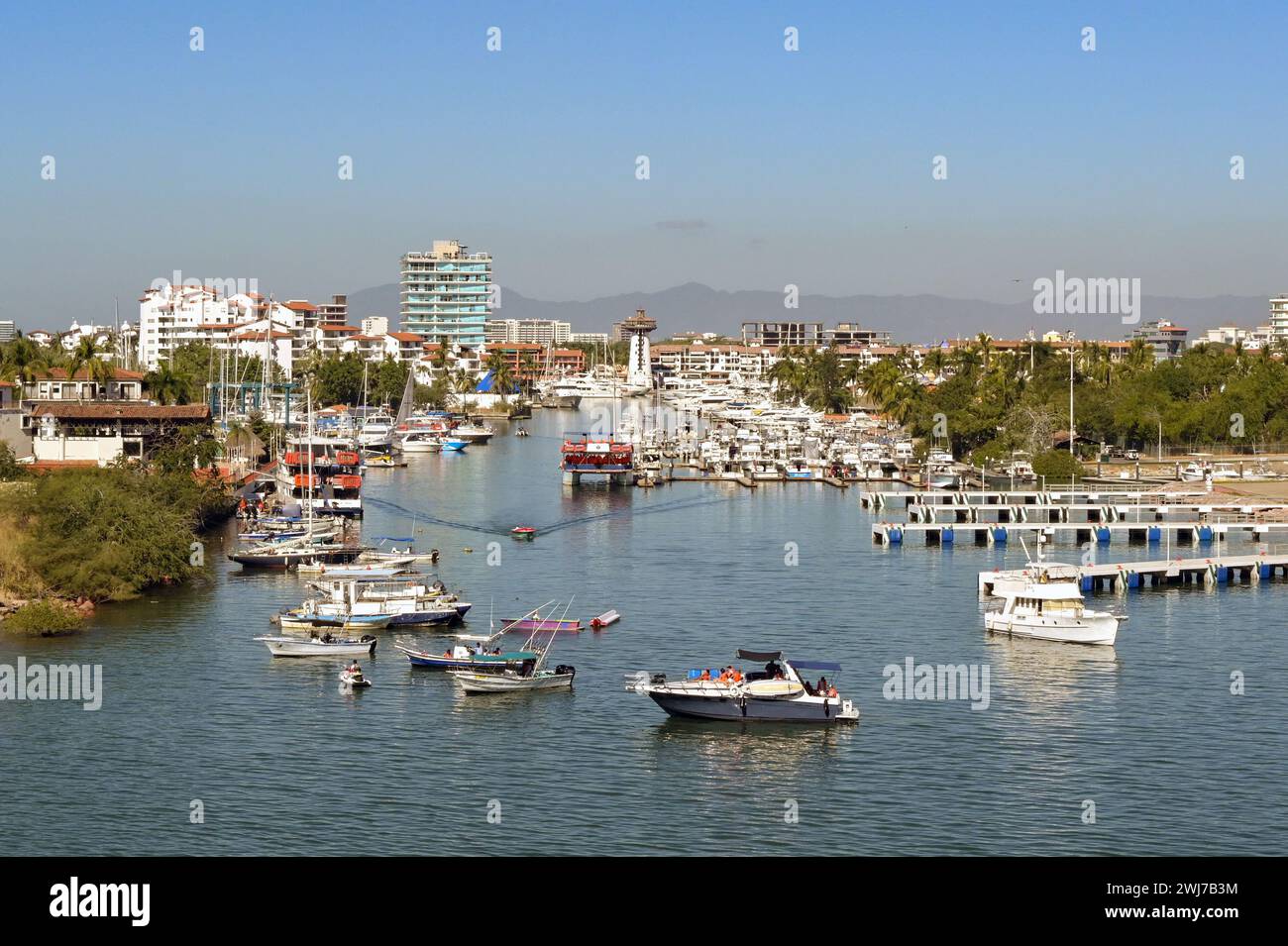 Puerto Vallarta, Messico - 15 gennaio 2024: Vista panoramica del porto turistico di Puerto Vallarta Foto Stock