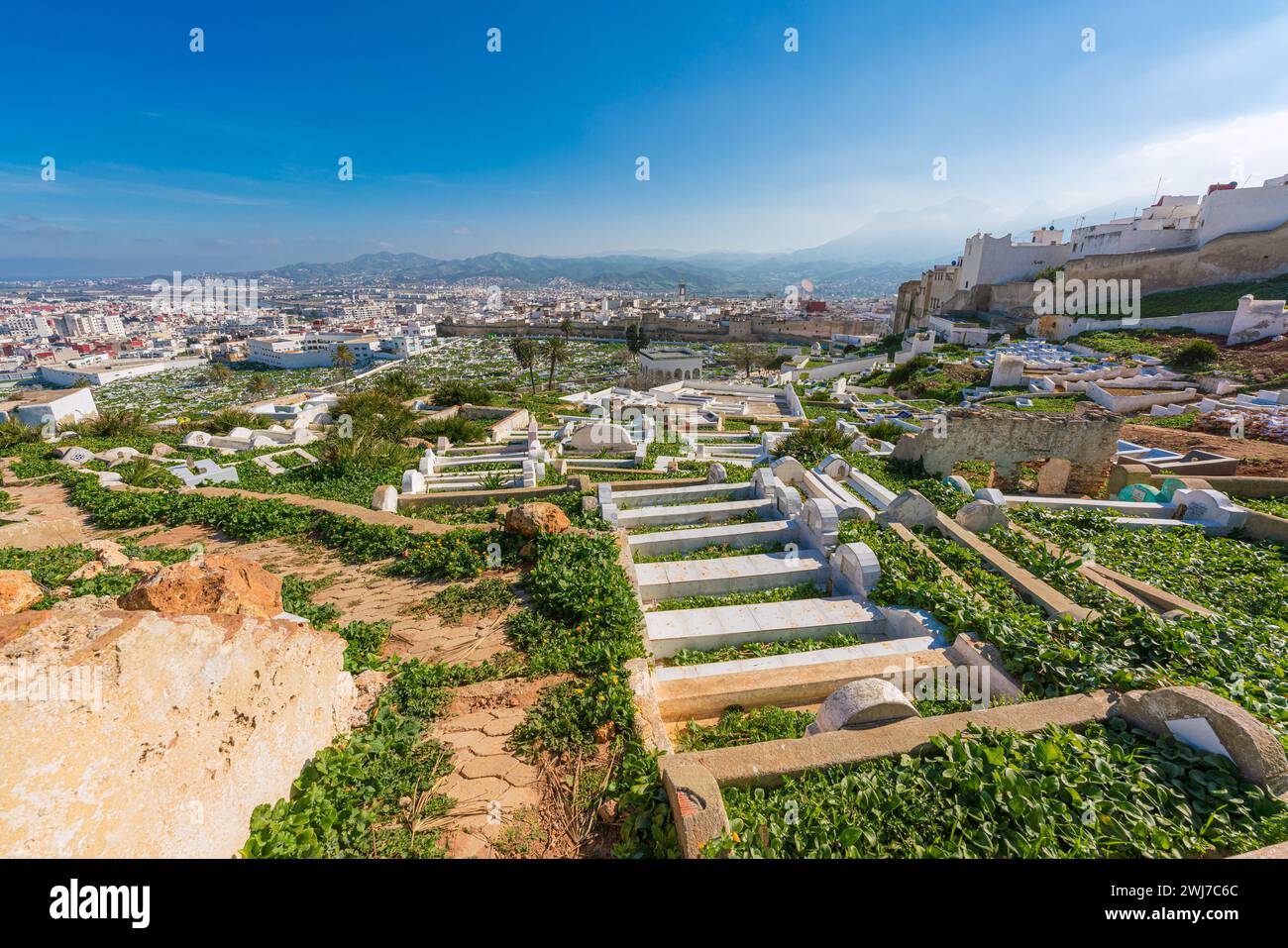 Vista del cimitero e del paesaggio urbano. Nord Africa, Tétouan, Marocco Foto Stock