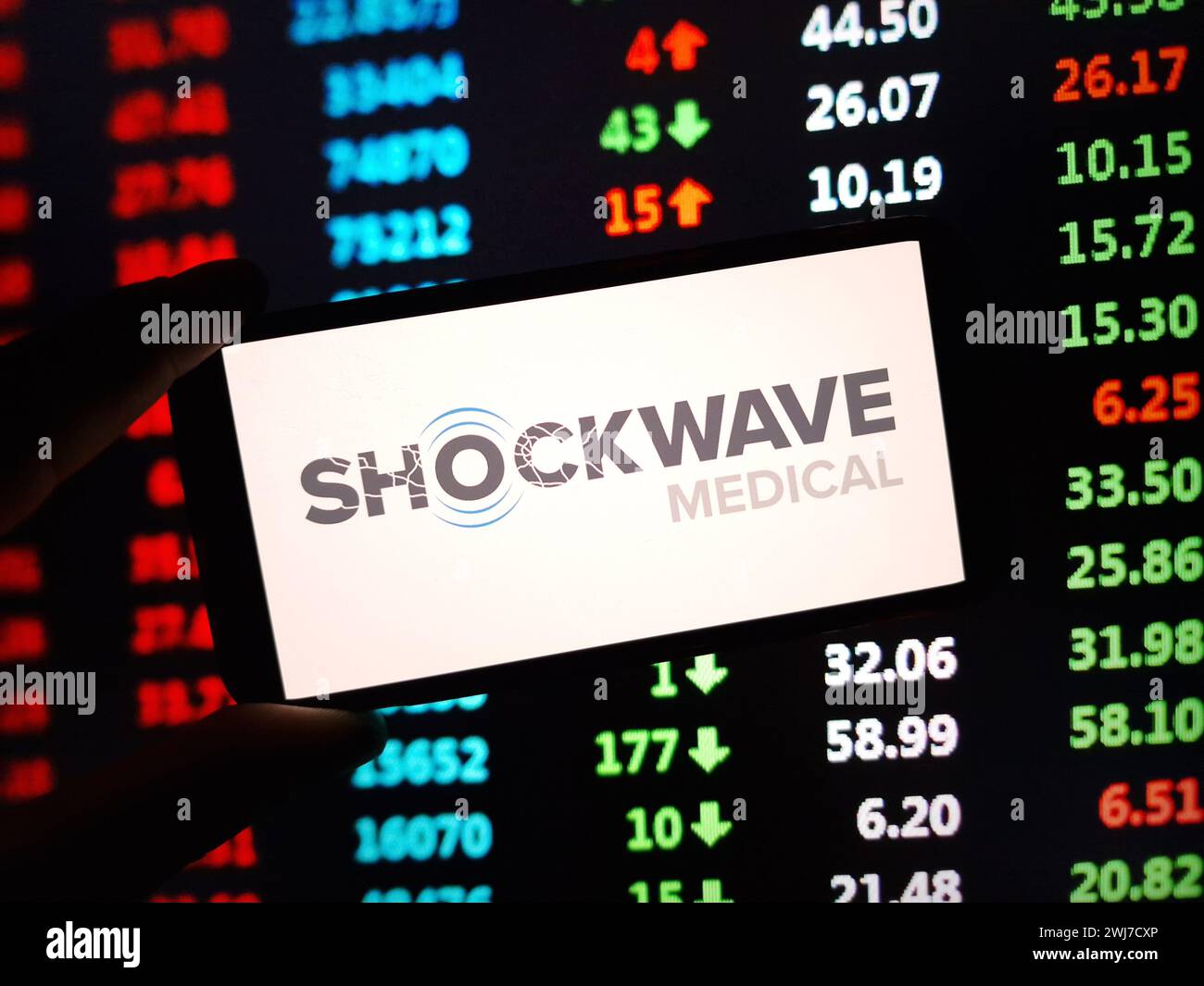 Konskie, Polonia - 12 febbraio 2024: Logo aziendale Shockwave Medical visualizzato sul telefono cellulare Foto Stock
