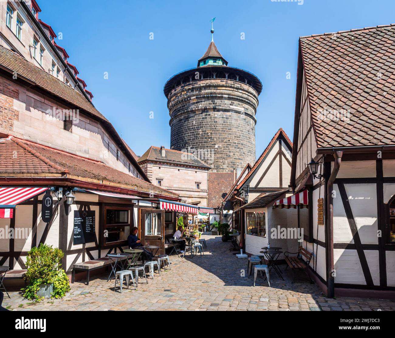 L'Handwerkerhof di Norimberga, in Germania, è un cantiere artigianale nella città vecchia ai piedi della torre Frauentorturm con negozi di artigianato e ristoranti. Foto Stock