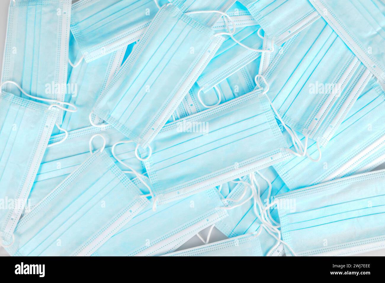 alcune maschere chirurgiche di fronte blu su sfondo in pandemia coronavirus concept wallpaper Foto Stock