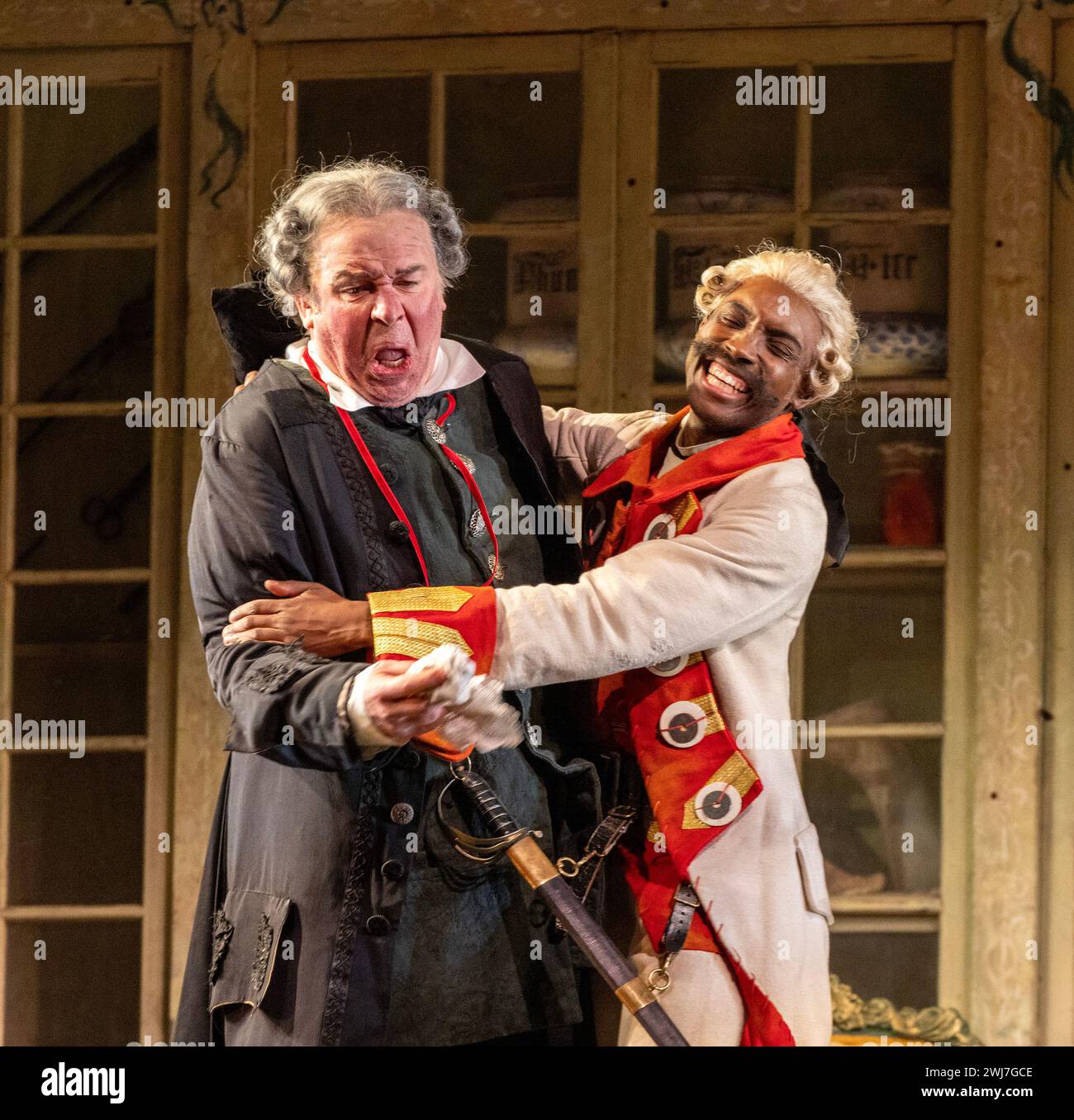 l-r: Simon Bailey (Dottor Bartolo), Innocent Masuku (Conte Almaviva) nel BARBIERE DI SIVIGLIA all'English National Opera (ENO), London Coliseum, Londra WC2 12/02/2024 musica: Gioachino Rossini libretto: Cesare Sterbini direttore: Roderick Cox design: Tanya McCallin illuminazione originale: Tom Mannings direttore originale: Jonathan Miller Foto Stock