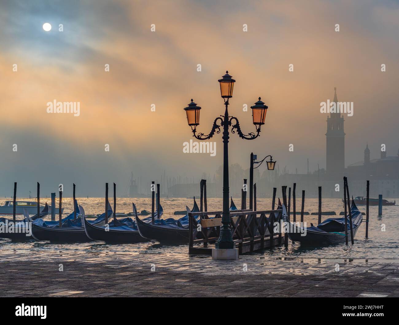 Gondole a Venezia all'alba nella nebbia mattutina. Veneto, Italia. Foto Stock