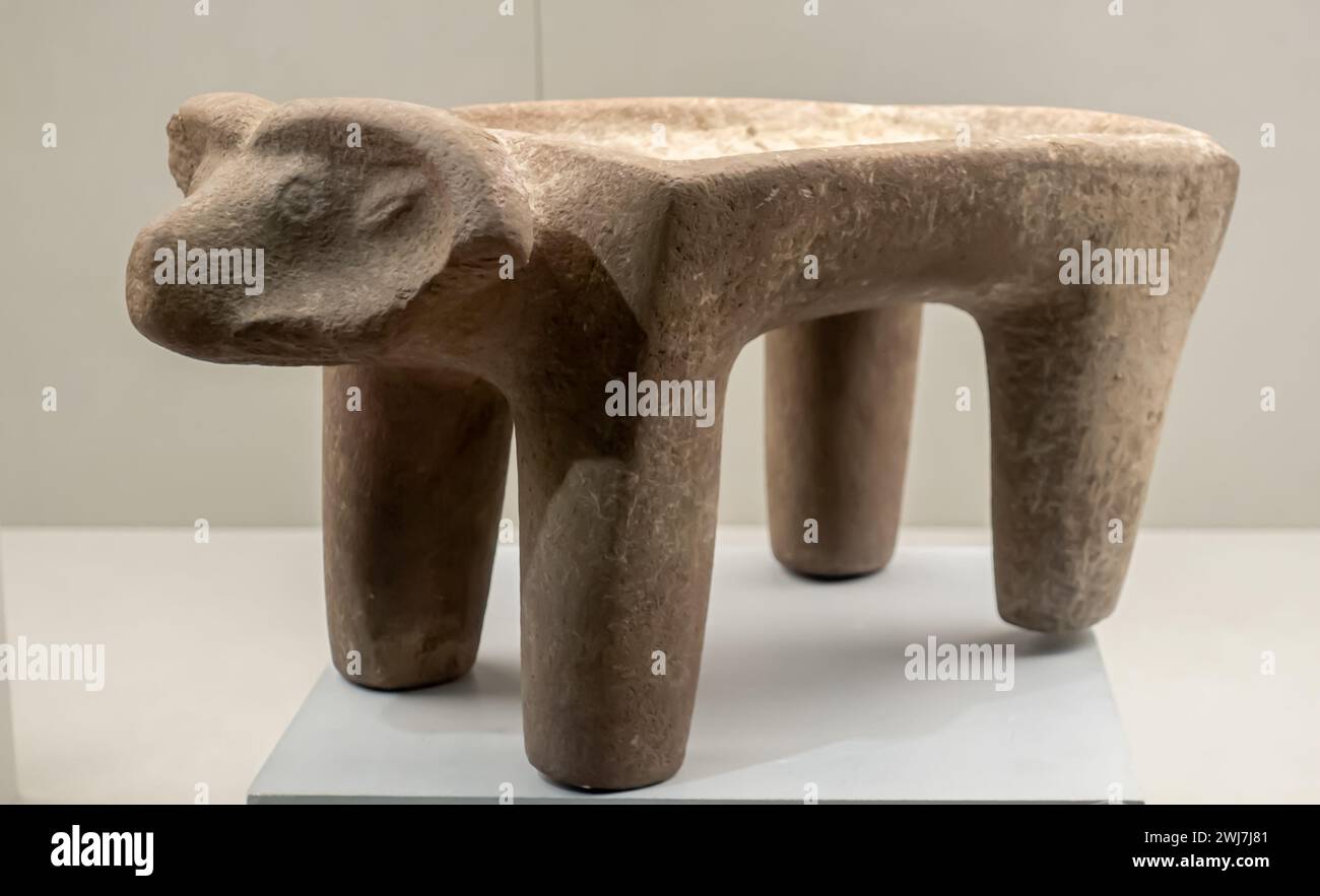 Altare con testa di ariete scolpita, scultura in pietra, V secolo a.C., regione degli Urali di Tanekris. Foto Stock