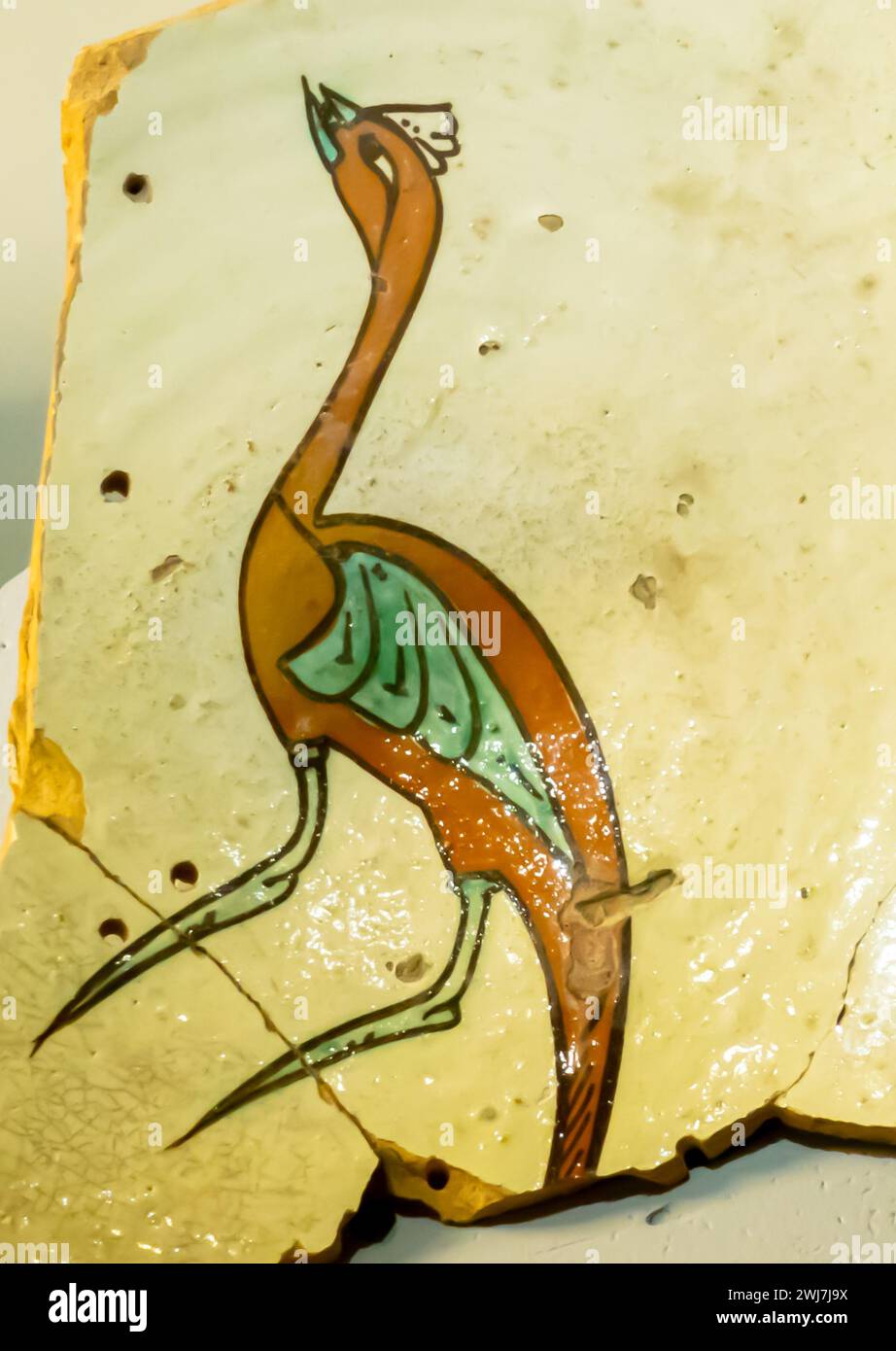 Immagine pavone su un frammento di un piattino in ceramica. Vetrate, ruota di vasaio, vasi-pittura, Kuyryktobe Turan del XI-XII secolo, Kazakistan Foto Stock