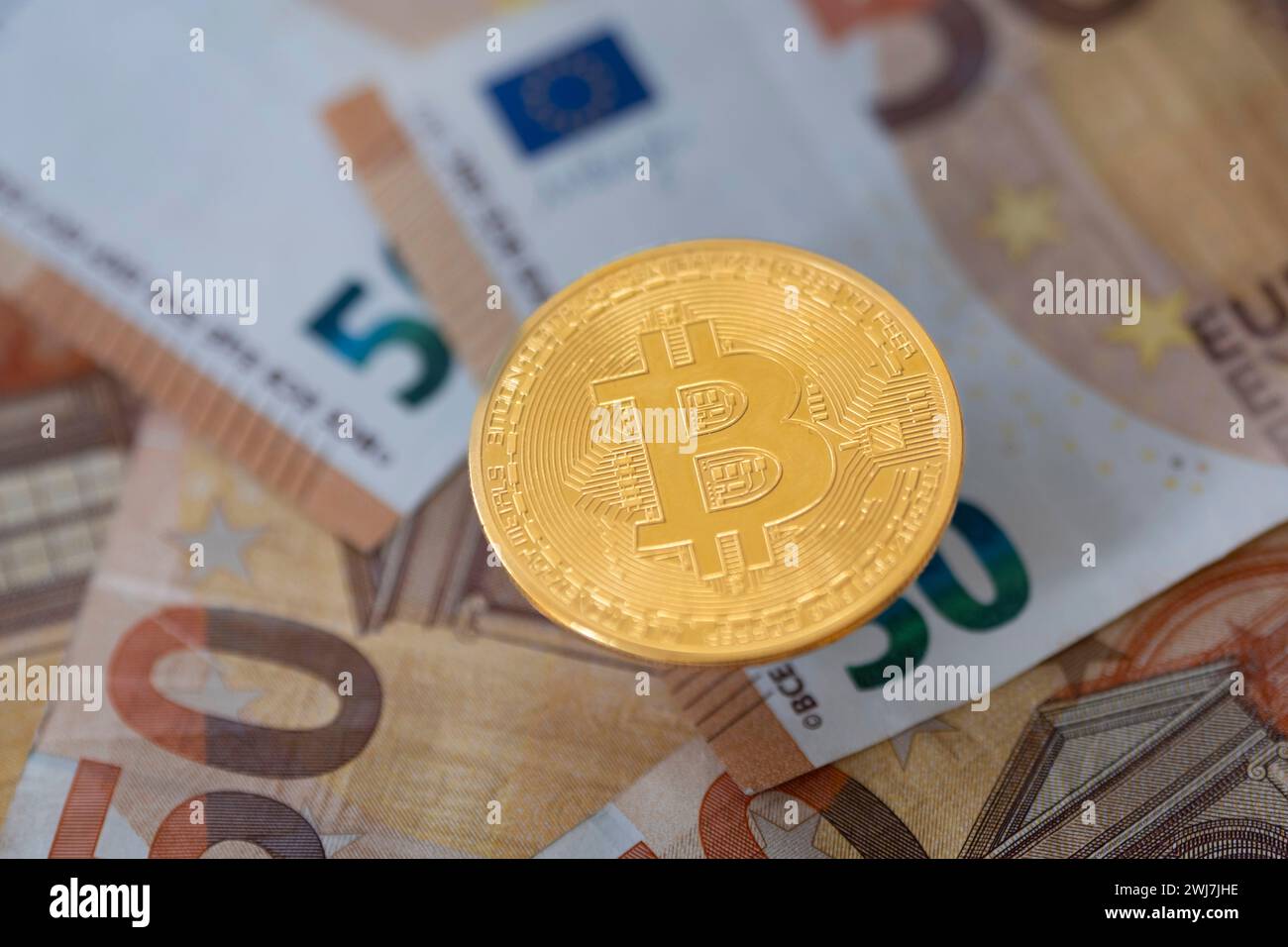 Monete in Bitcoin e banconote in euro Foto Stock
