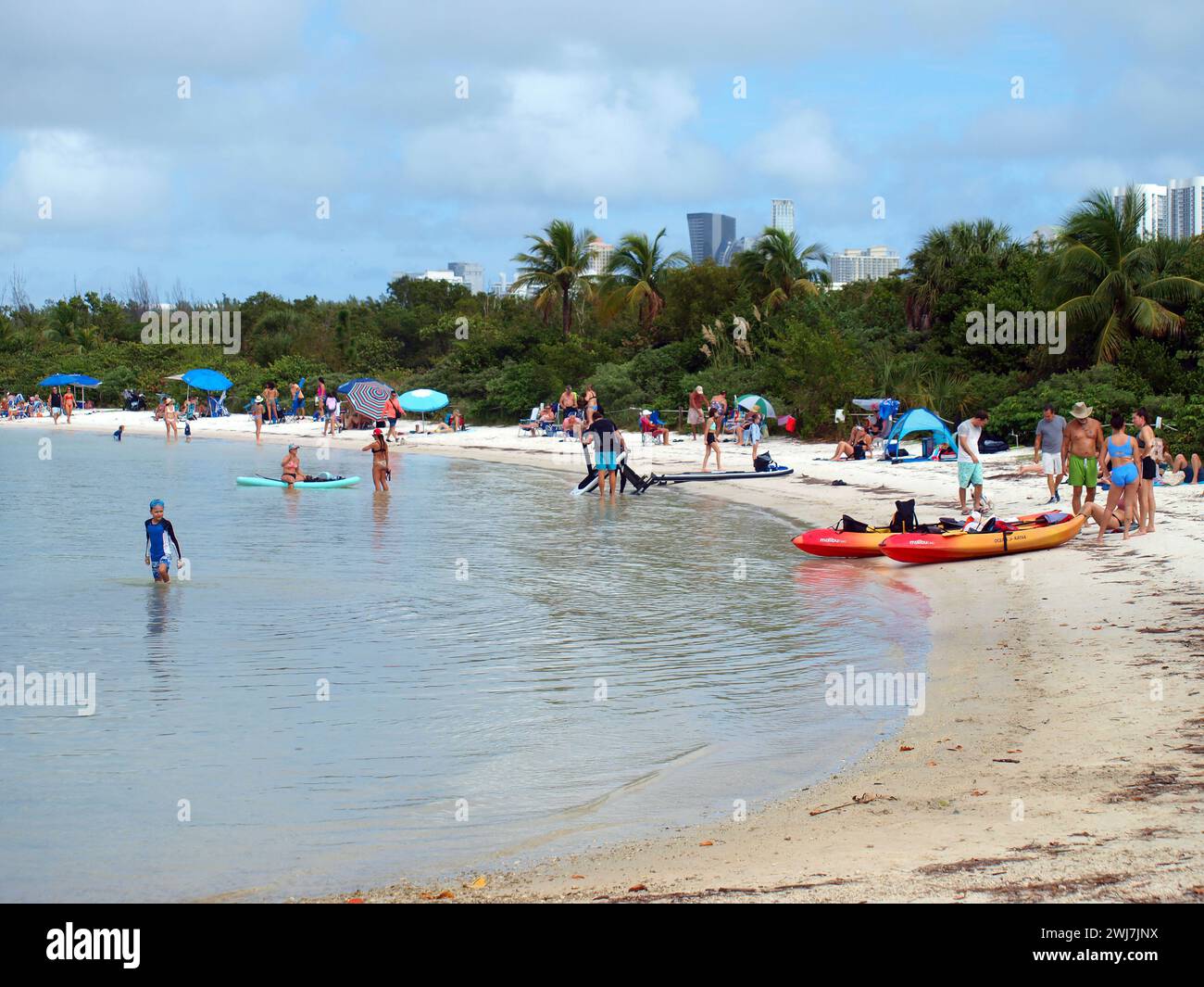 Miami, Florida, Stati Uniti - 27 gennaio 2024: Persone che si divertono nella spiaggia dell'Oleta River State Park. Foto Stock