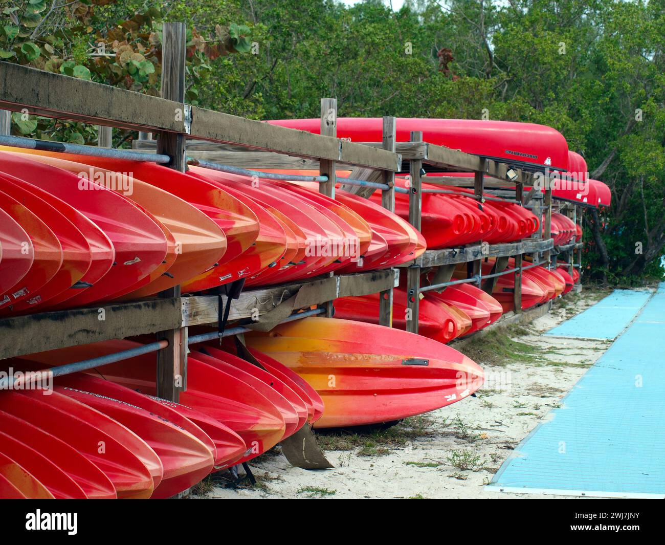 Miami, Florida, Stati Uniti - 27 gennaio 2024: Noleggio di molti kayak nell'Oleta River State Park. Foto Stock