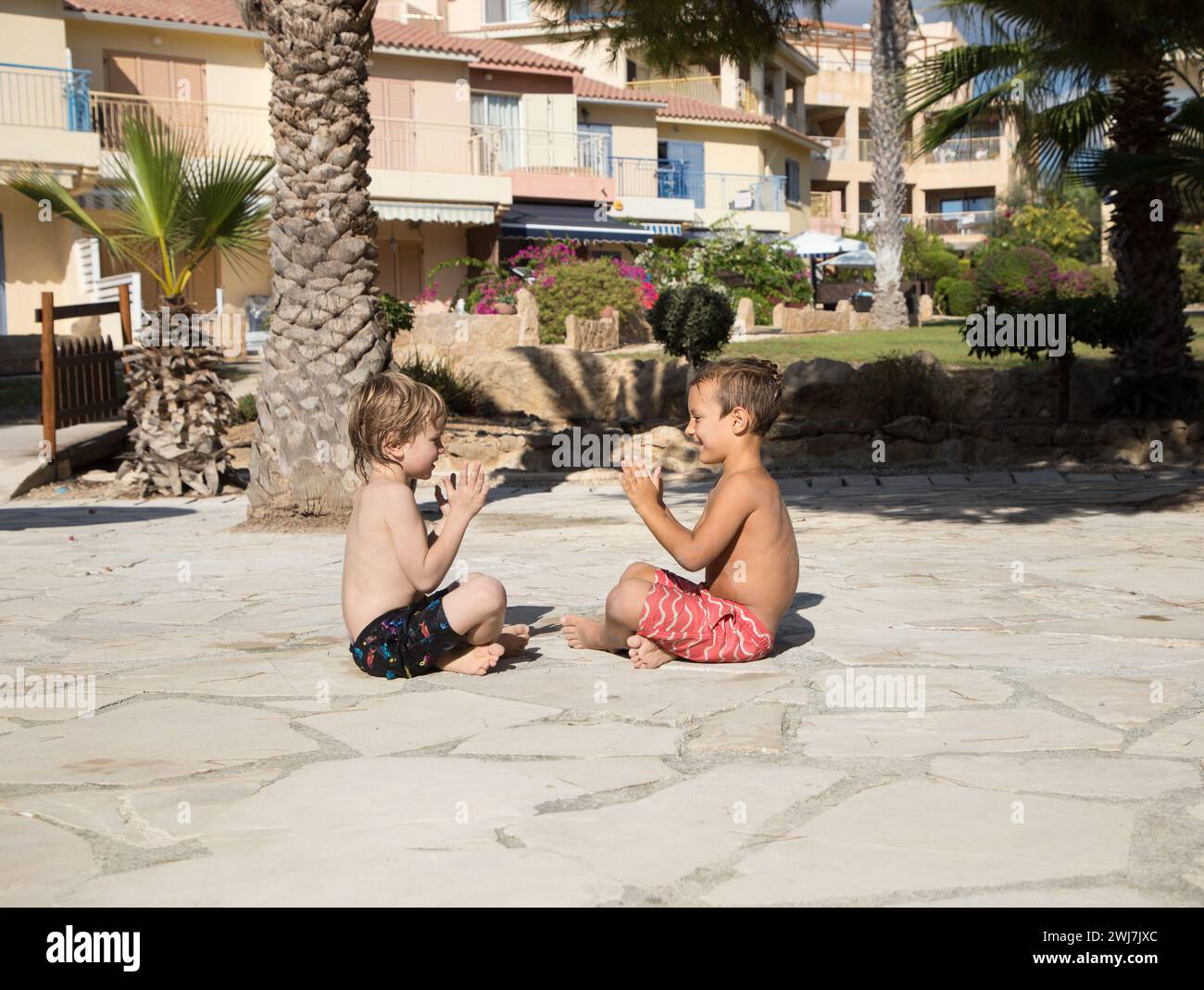Due bambini, fratelli, prendere il sole e giocare felicemente l'uno con l'altro. Il concetto di vacanza estiva, umore allegro, amicizia Foto Stock