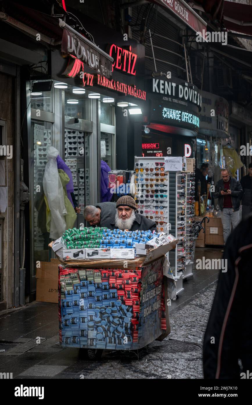 Tradizioni antiche: Lo spirito resiliente dei venditori ambulanti di Istanbul Foto Stock