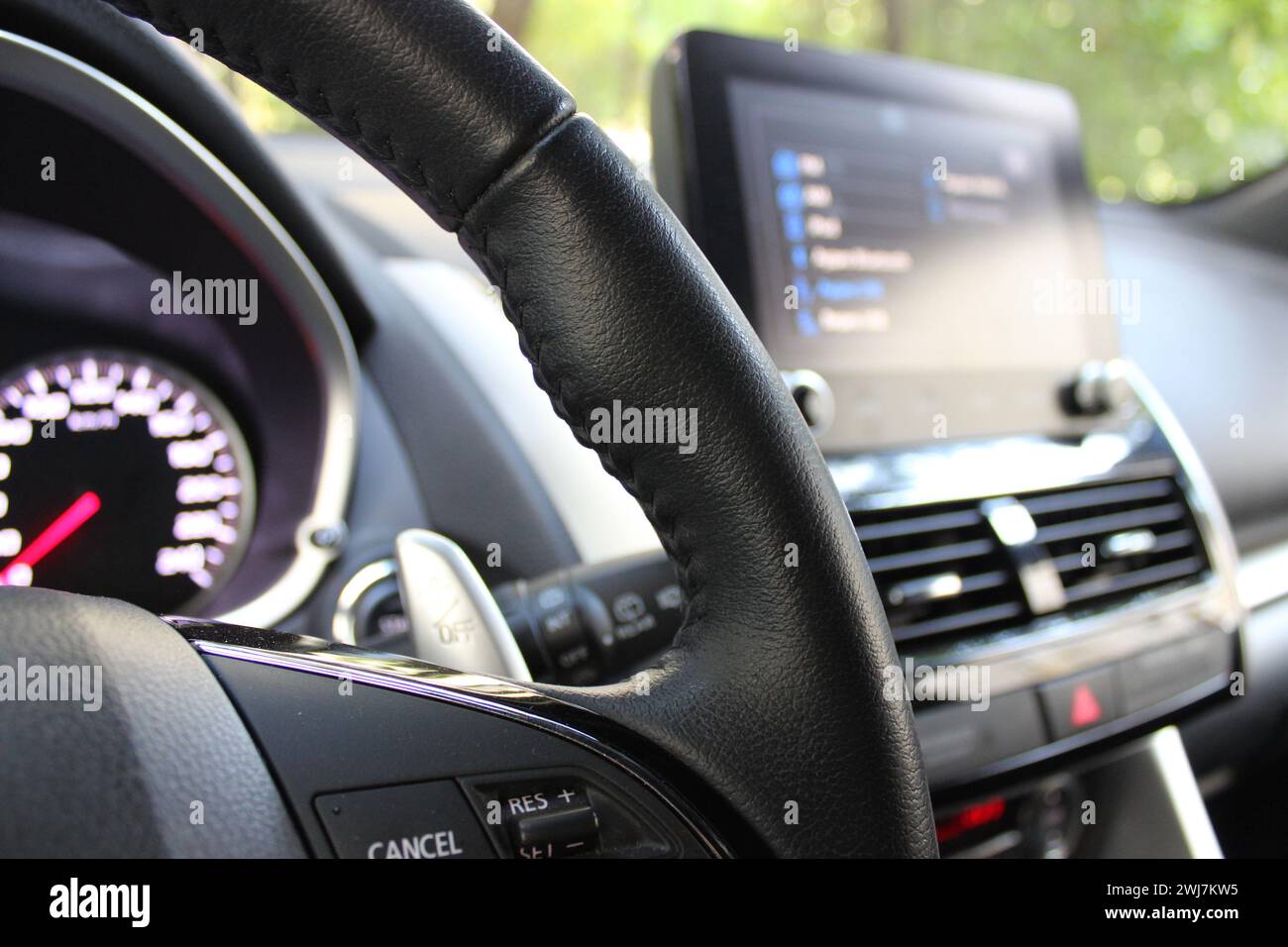 Il monitor sfocato sul pannello centrale del veicolo visualizza le voci di menu dell'interfaccia Foto Stock