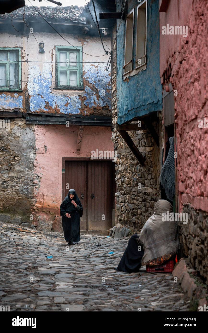 Percorsi senza tempo: Il legame degli anziani in tenera nei vicoli colorati di Cumalıkızık Foto Stock