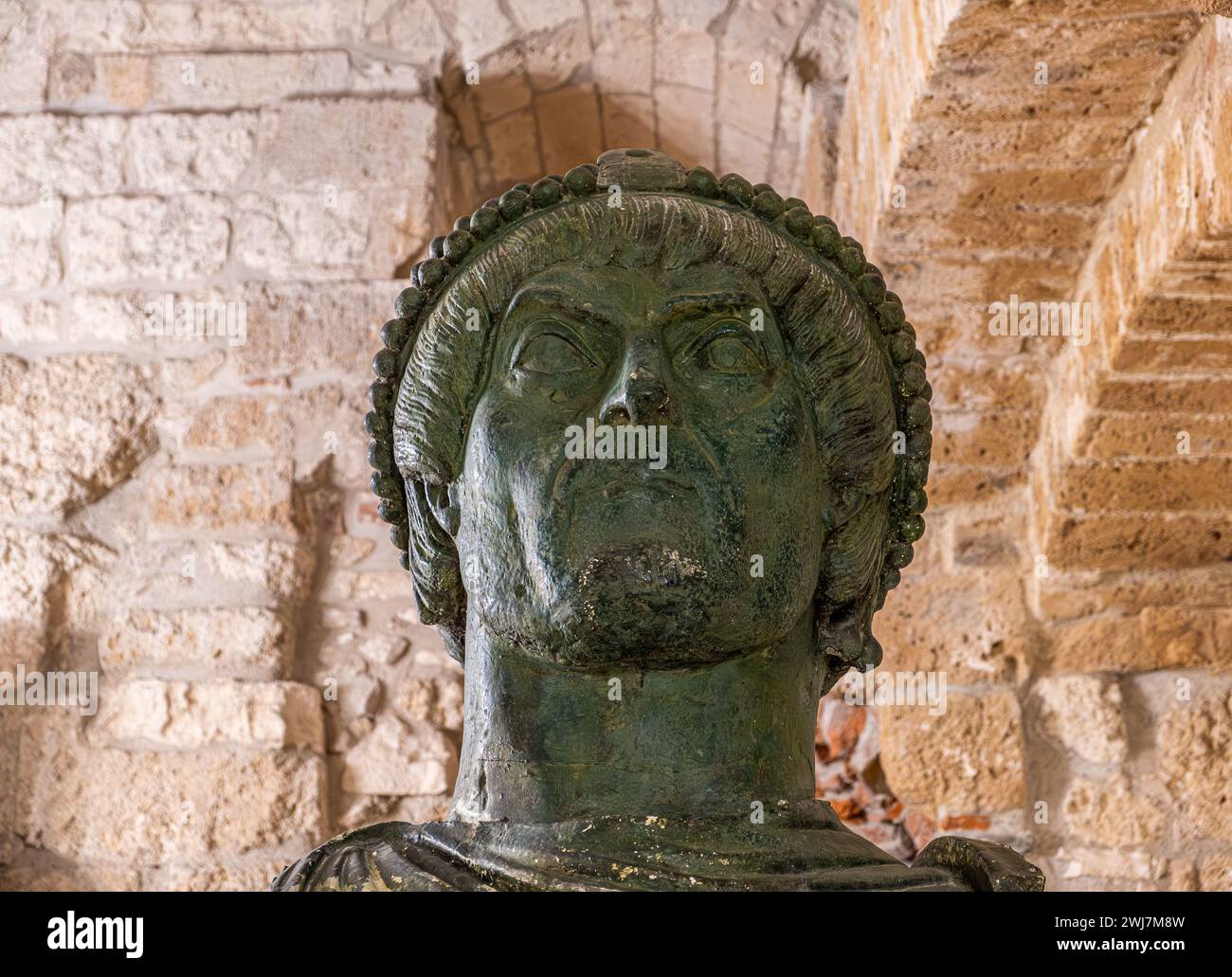 Testa di Eraclio ( colosso di Barletta) presso la galleria in gesso del Castello Normanno Svevo, Bari, Puglia Foto Stock