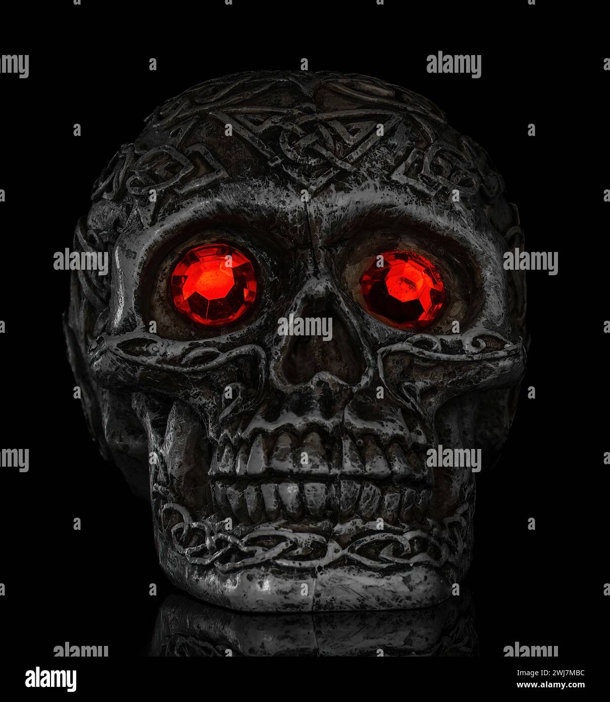 Teschio con occhi rossi che si illuminano al buio. Foto Stock