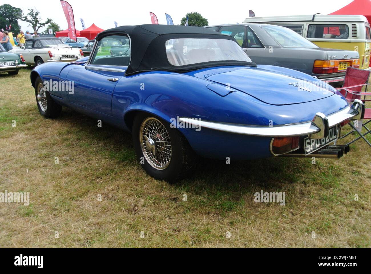 Una Jaguar e-Type del 1973 parcheggiata in mostra al 48th Historic Vehicle Gathering, Powderham, Devon, Inghilterra, Regno Unito. Foto Stock
