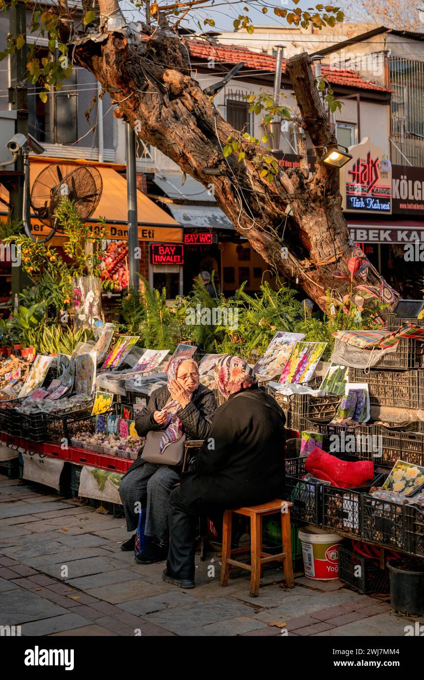 Sussurri di saggezza: Catturare conversazioni senza tempo per le strade di Smirne Foto Stock