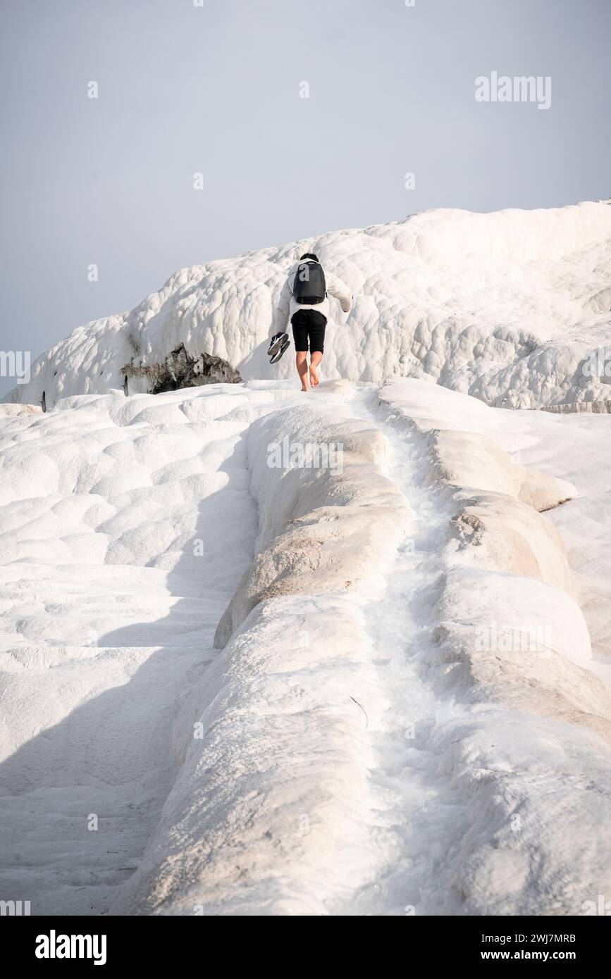 Steps of Serenity: Un viaggio a piedi nudi attraverso le terrazze calcaree di Pamukkale Foto Stock