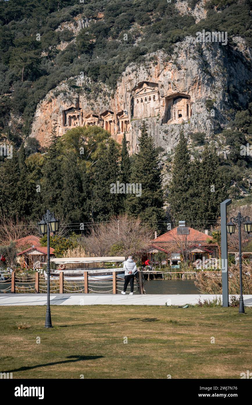 Giorni di sole e modi antichi: Esplorare le maestose Tombe di Dalyan lungo il fiume Foto Stock