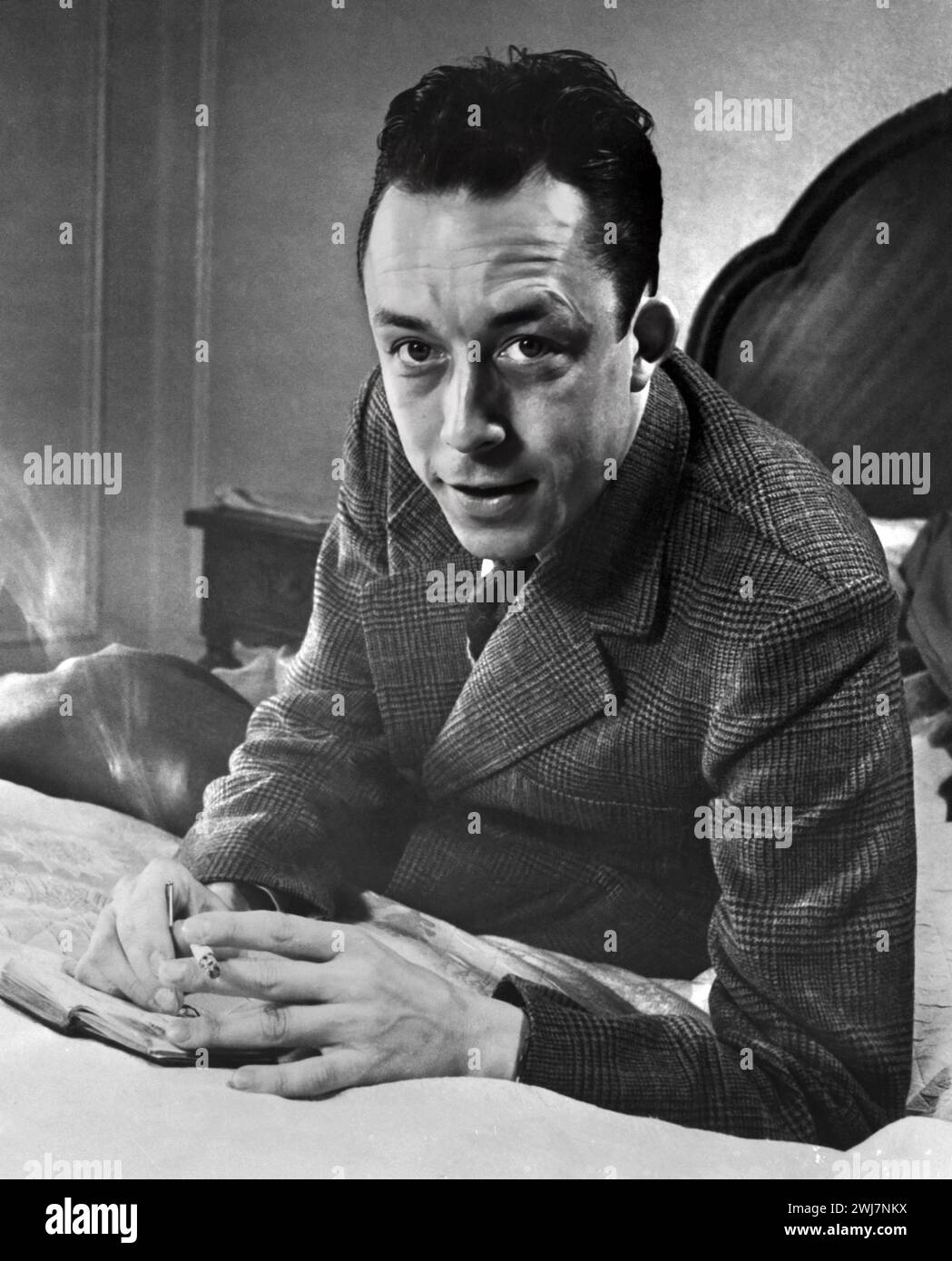 Albert Camus. Ritratto dello scrittore e filosofo francese Albert Camus (1913-1960) nel 1957 Foto Stock