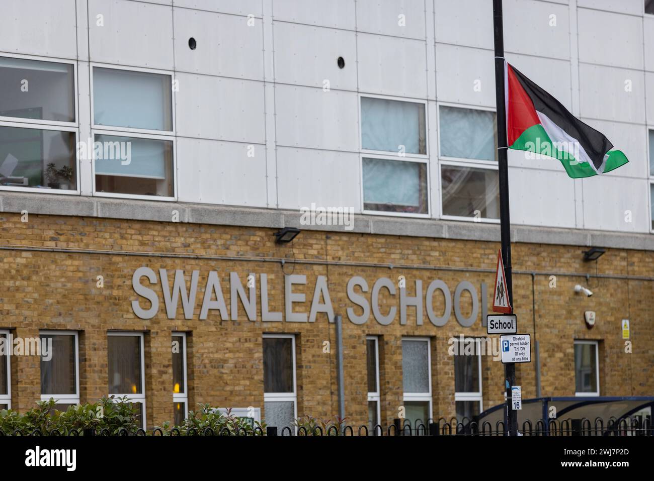 Swanlea Secondary School di Whitechapel, la comunità ebraica di East London in “stato di paura”, mentre le bandiere palestinesi volano fuori dalle scuole, Tower Hamlets, Regno Unito Foto Stock