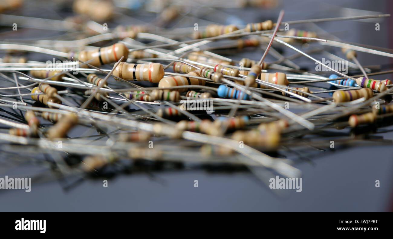 Resistenze elettriche, elementi del circuito elettrico passivo. Connettore concept per l'industria elettronica. Messa a fuoco selezionata. Foto Stock