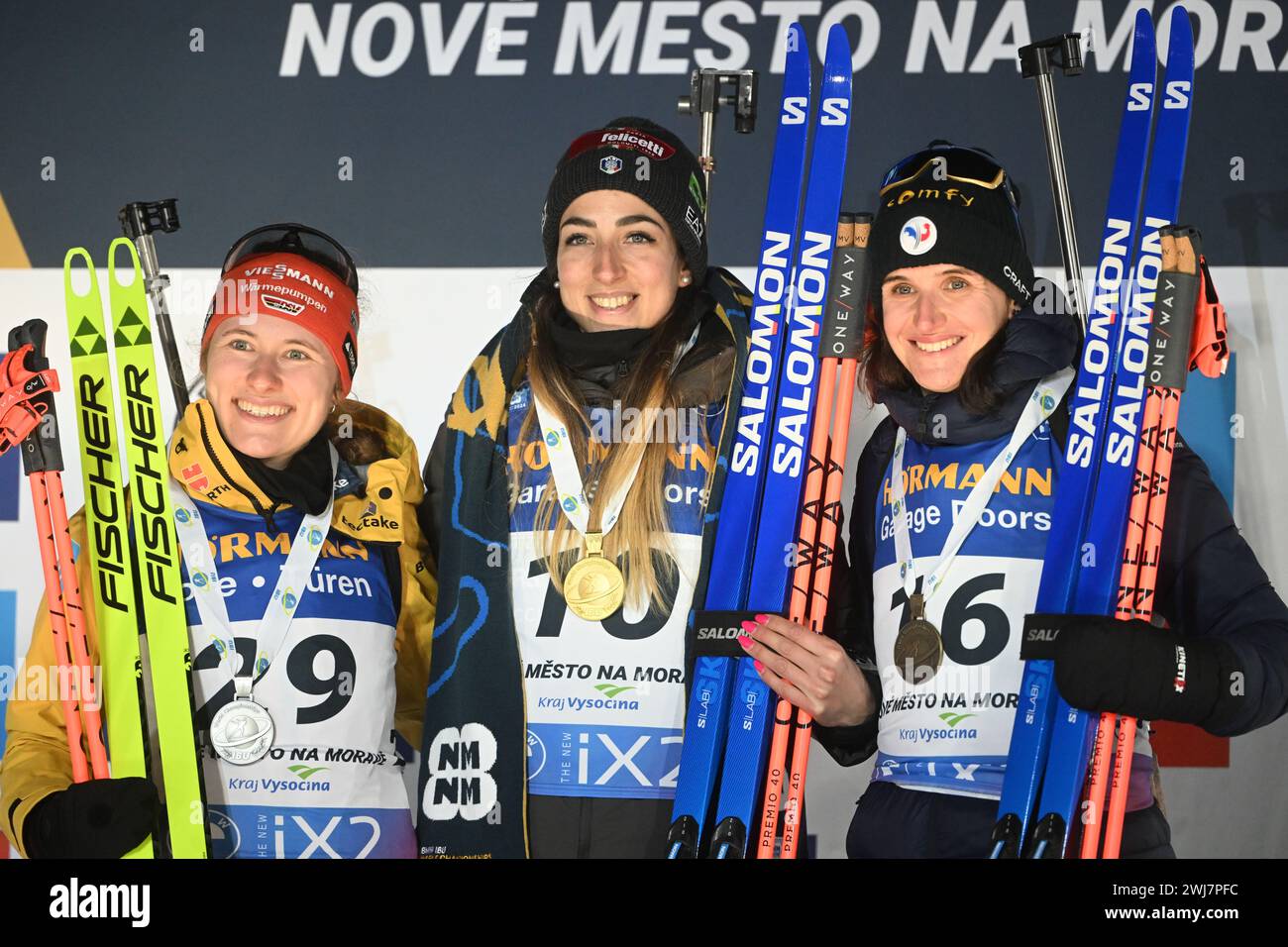 La tedesca Janina Hettich-Walz al secondo posto, l'italiana Lisa Vittozzi al primo posto e la francese Julia Simon al terzo posto durante la distanza di 15 km femminile durante la Coppa del mondo di Biathlon a nove Mesto Na Morave in Repubblica Ceca il 13 febbraio 2024.foto: Fredrik Sandberg / TT / Code 10080 Foto Stock