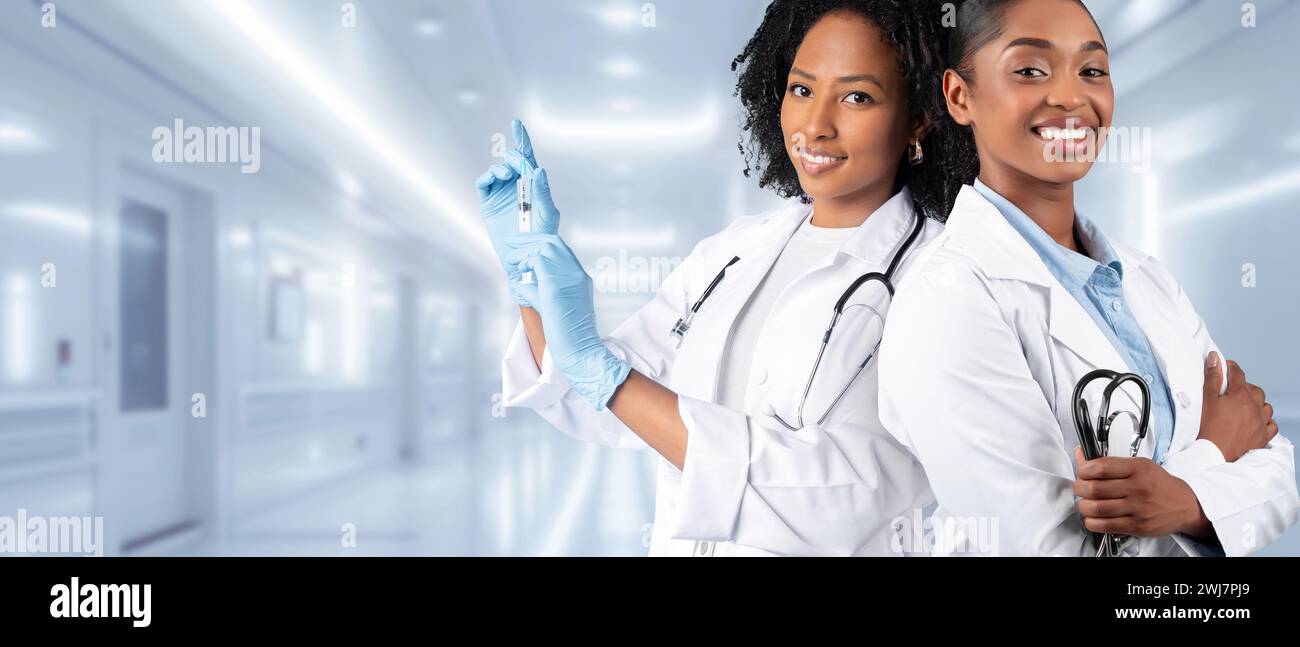 Due donne sicure di sé in camici da laboratorio bianchi sono pronte Foto Stock