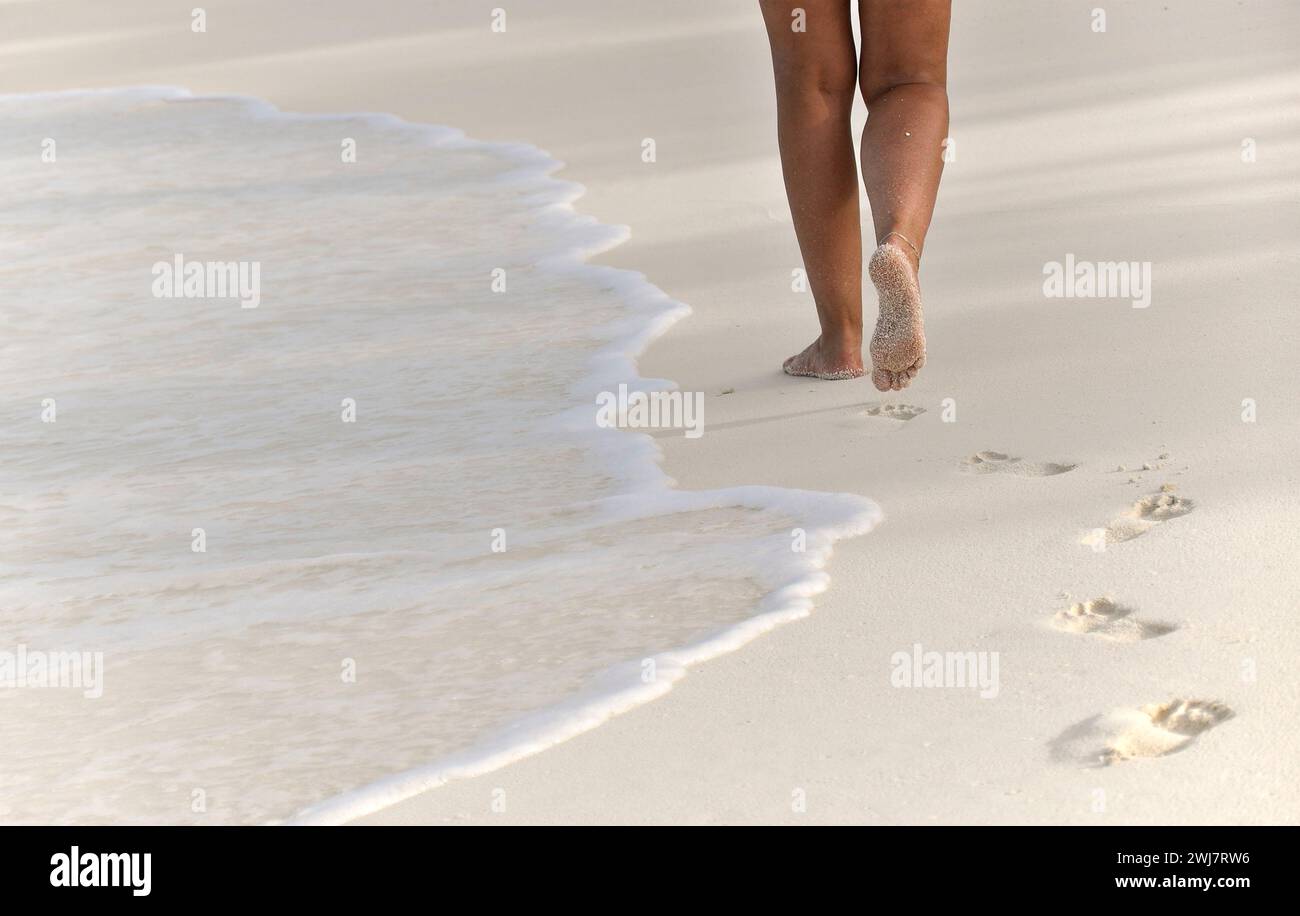 A piedi nudi sulla spiaggia immagini e fotografie stock ad alta risoluzione  - Alamy