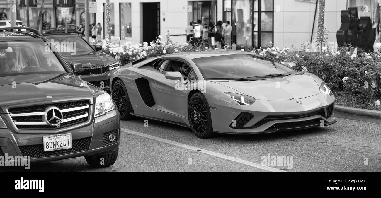 Los Angeles, California USA - 11 aprile 2021: Vista ad angolo di Blue Lamborghini Aventador. Foto Stock