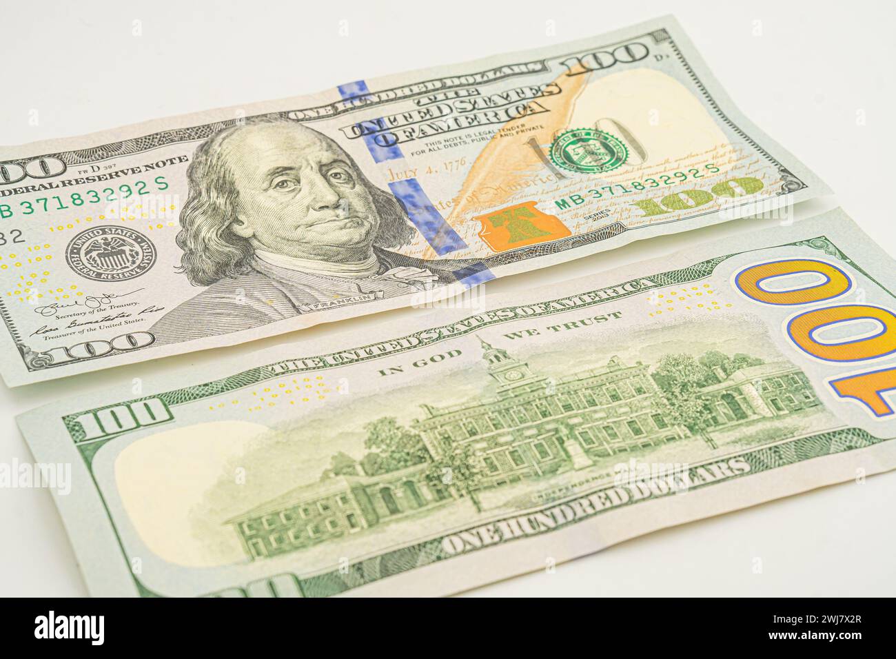Il retro di una banconota da cento dollari. Qualche banconota da 100 dollari con il retro in giro Foto Stock