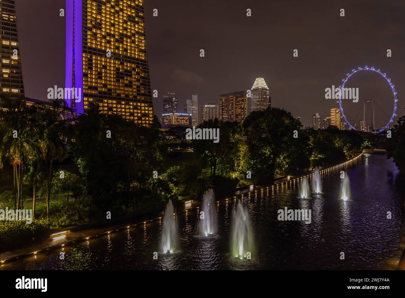 Paesaggio urbano di Singapore di notte dai Giardini sulla Baia Foto Stock