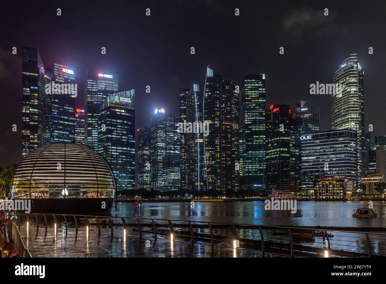 Skyline di Singapore, Marina Bay di notte Foto Stock