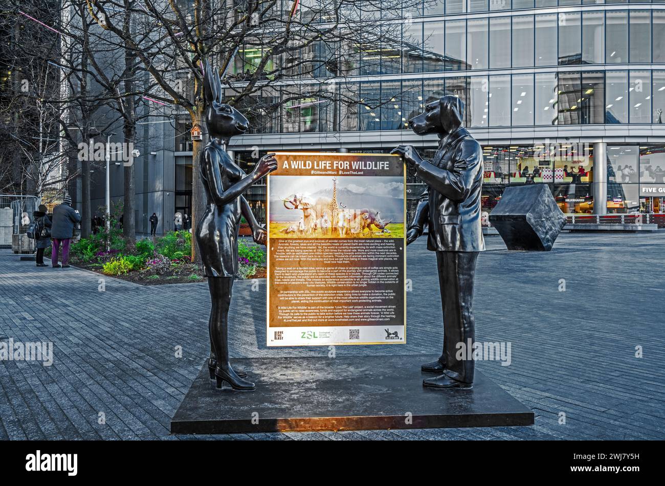 Scultura di "Gillie & Marc che tiene un poster di sensibilizzazione sulla fauna selvatica". Foto Stock