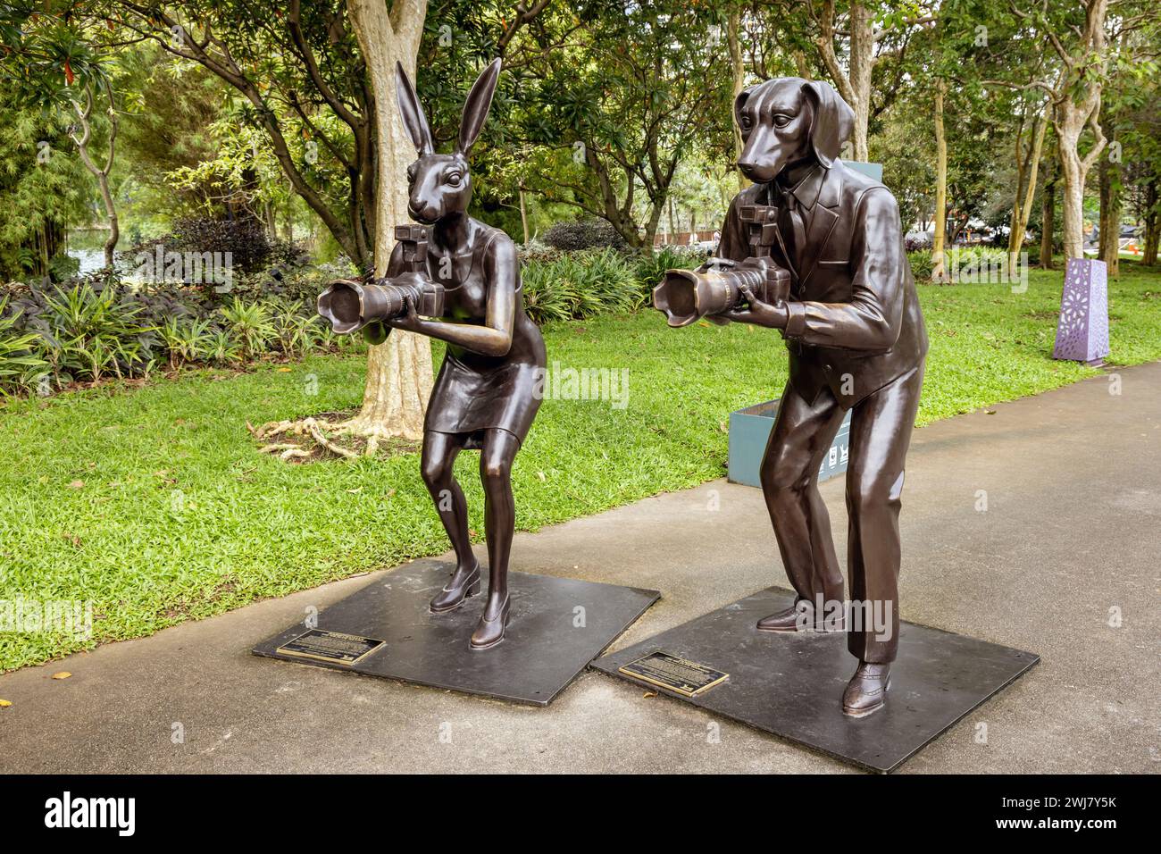 Le sculture in bronzo di Rabbitwoman e Dogman di Gillie e Marc a Love l'ultimo marzo sono esposte ai Gardens by the Bay di Singapore Foto Stock