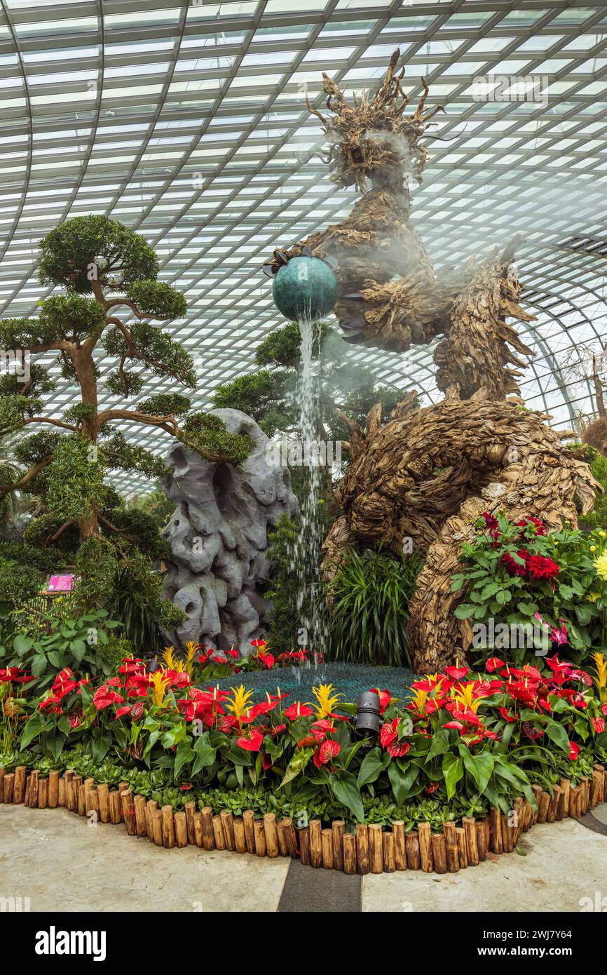 Gardens by the Bay a Singapore celebra l'anno del drago al capodanno cinese con un drago nella cupola dei fiori. Foto Stock