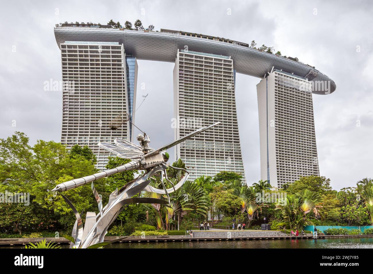 Scultura in metallo della libellula presso i Gardens by the Bay con sullo sfondo l'iconico Marina Bay Sands Hotel Foto Stock