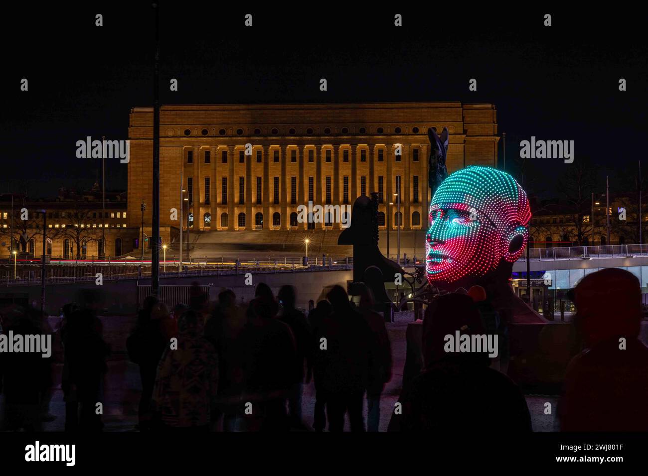 Talking Heads, un'arte leggera dell'artista ungherese Viktor Vicsek e Limelight su Kansalaistori al festival di luci di Helsinki Lux a Helsinki, Finlandia Foto Stock