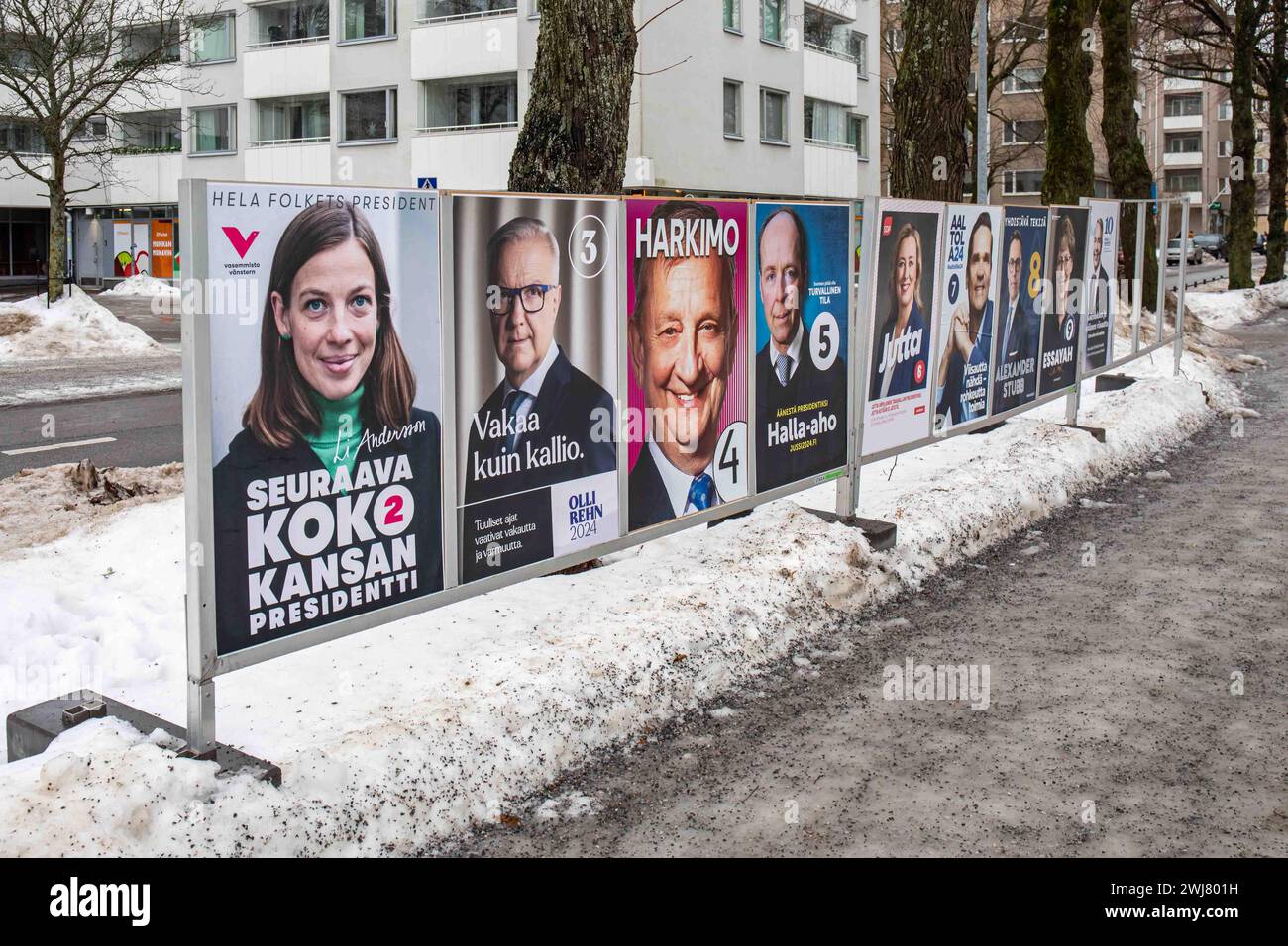 Manifesti della campagna elettorale dei candidati alle elezioni presidenziali del 2024 a Helsinki, Finlandia Foto Stock