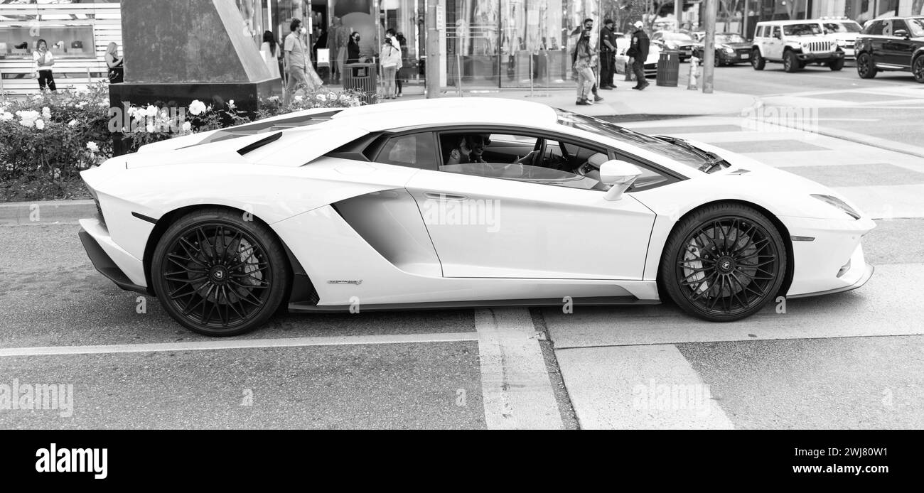 Los Angeles, California USA - 11 aprile 2021: Vista laterale di Lamborghini Aventador. Foto Stock