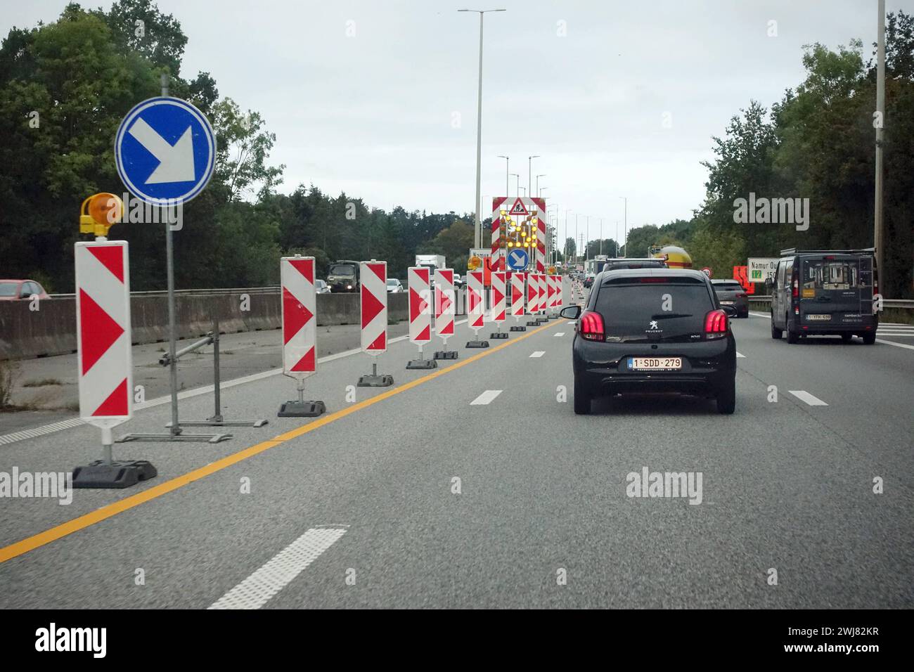 29.09.2023, Namur, BEL - Spurverengung aufgrund einer Strassenbaustelle auf der A3. A3, Alltag, aussen, Aussenaufnahme, Autobahn, Autofahrer, Automobile, Autos, Autoverkehr, Baustelle, Belgien, belgisch, Berufsverkehr, E40, Europa, Europaeisch, Europastrasse 40. Europastrasse, Fahrzeuge, Gesellschaft, Herbst, Individualverkehr, Jahreszeit, Kfz, Kraftfahrzeuge, Namur, Personenkraftwagen, PKW, QF, Querformat, Spurverengung, Strasse, Strassenbaustelle, Strassenszene, Strassenverkehr, Verkehr, Wegebau, Westeuropa, Wirtschaft 230929D807BELGIEN.JPG *** 29 09 2023, Namur, BEL Lane, restringimento a causa di un Foto Stock