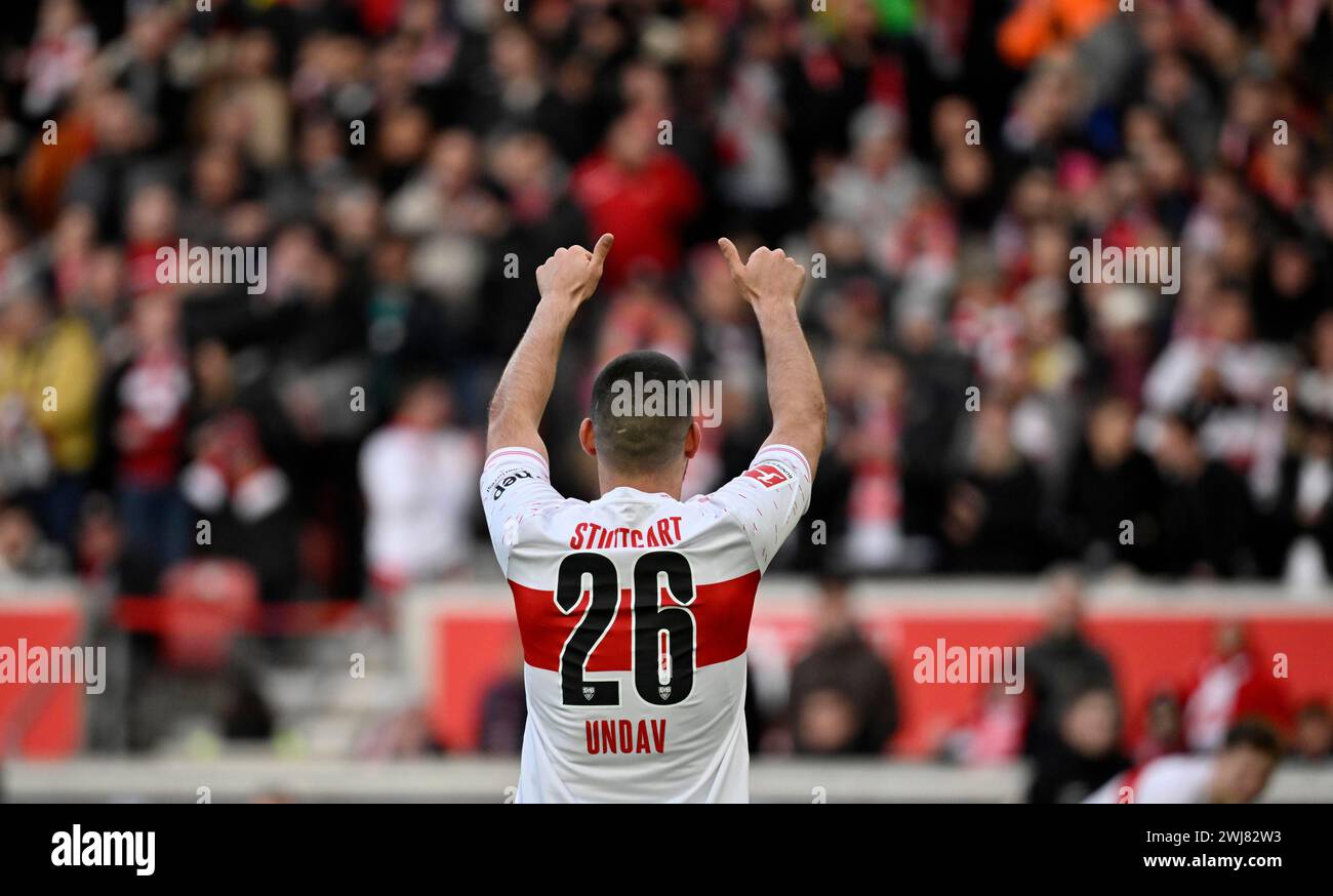 Deniz Undav VfB Stuttgart (26) celebrazione dei goal, pollice in alto, verso fan, spettatori, da dietro, MHPArena, MHP Arena Stuttgart, Baden-Wuerttemberg Foto Stock