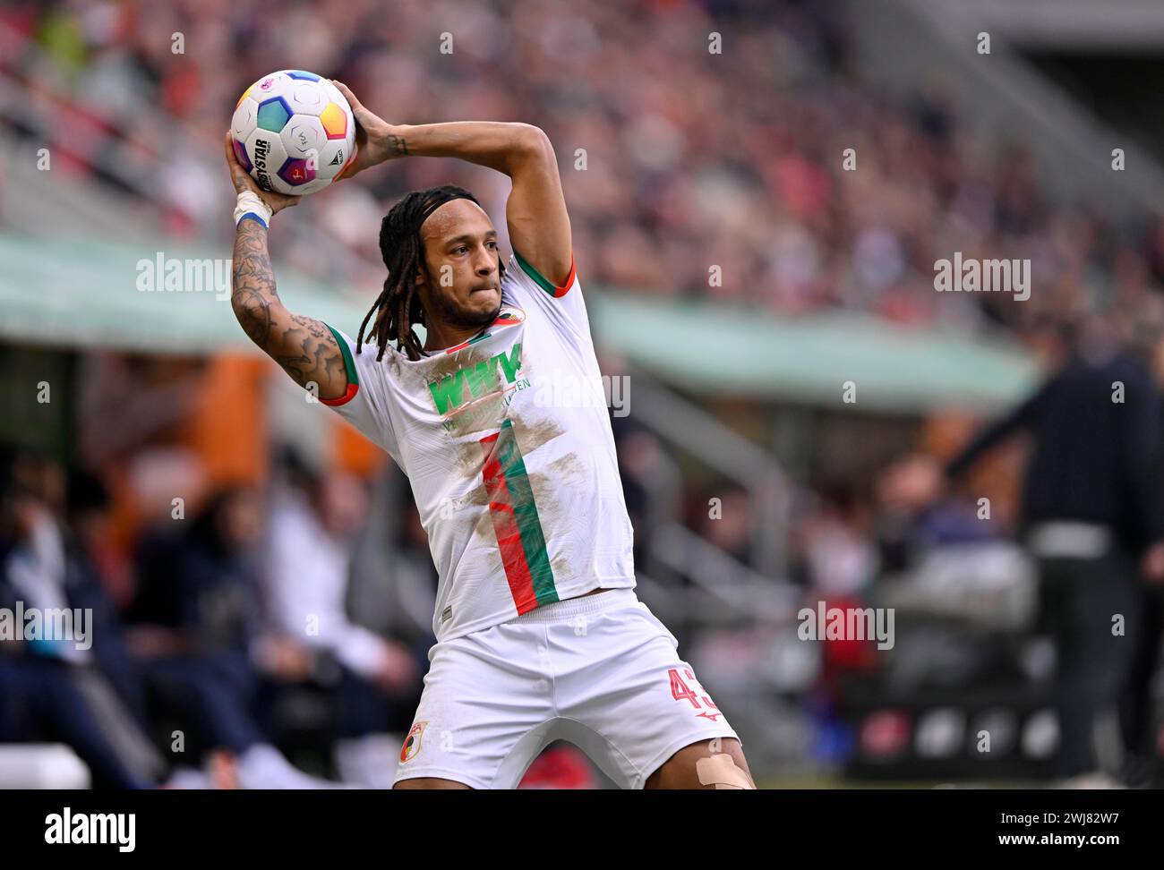 Kevin Mbabu FC Augsburg FCA (43) azione, lancio, WWK Arena, Augusta, Baviera, Germania Foto Stock