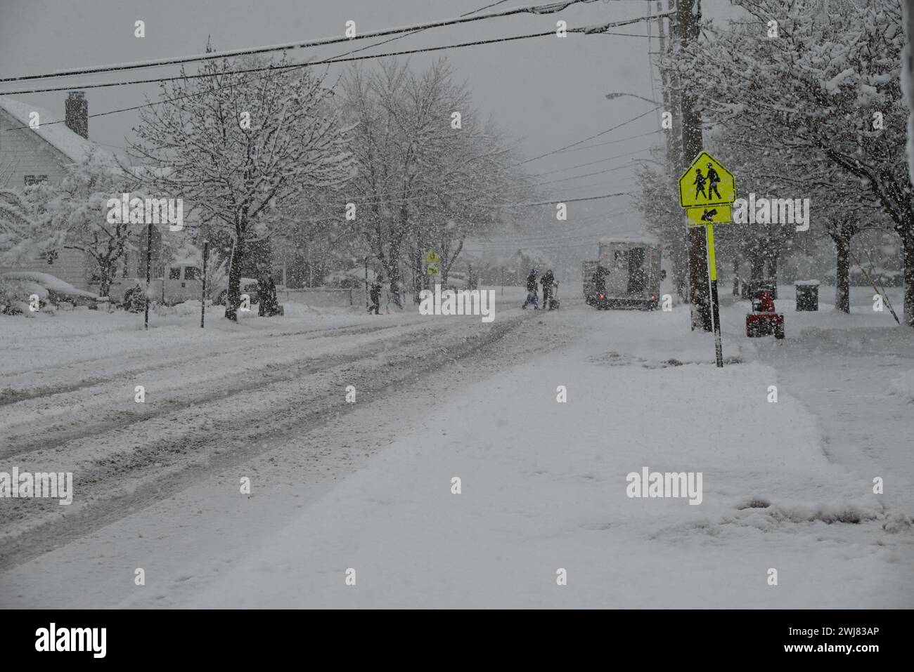 Fair Lawn, New Jersey, Stati Uniti. 13 febbraio 2024. (NOVITÀ) la tempesta di neve colpisce la Fair Lawn High School di Fair Lawn, New Jersey. 13 febbraio 2024, Fair Lawn, New Jersey, USA: La tempesta di neve non porta a scuola e nessuna lezione alla Fair Lawn High School di Fair Lawn, New Jersey, a causa della forte neve che cade martedì. I viaggi sono influenzati da autostrade e strade locali, con incidenti in tutto il New Jersey e New York segnalati. Anche i ritardi dei voli hanno un impatto sulla regione. (Credit Image: © Kyle Mazza/TheNEWS2 via ZUMA Press Wire) SOLO PER USO EDITORIALE! Non per USO commerciale! Foto Stock