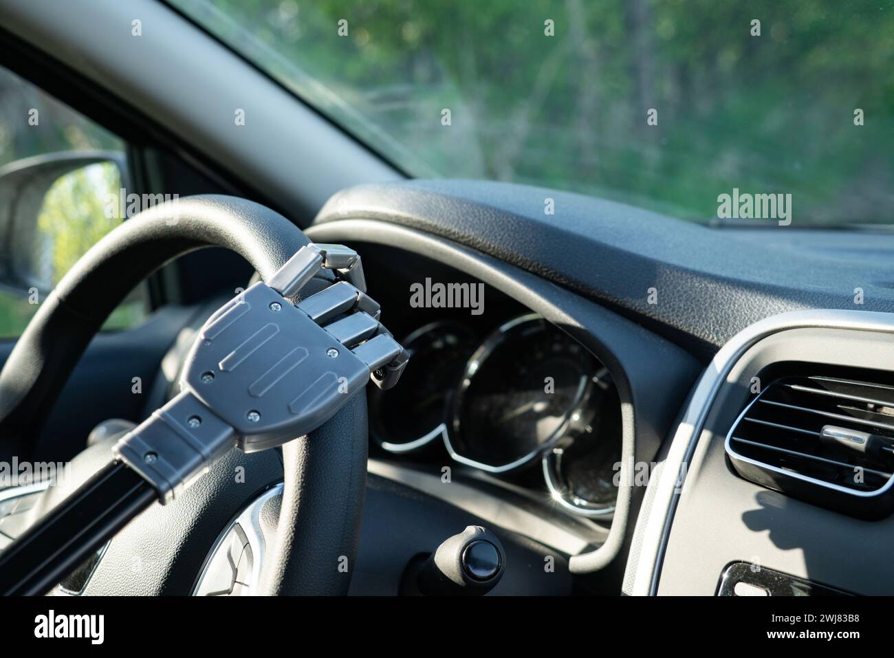 Braccio del robot su un volante. L'intelligenza artificiale guida un'auto. Concetto di veicolo autonomo Foto Stock
